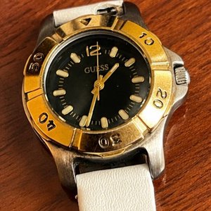 Lote anterior: Reloj Guess de Dama Deportivo con Bisel Dorado y Correa Blanca