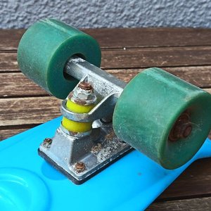 Skate tipo cruiser de plástico color celeste, con cuatro ruedas y ejes metálicos; usado. - imagen 5