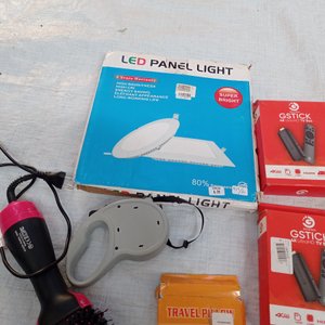 Ocho piezas: 2 tv box, aplique con carga solar, cepillo eléctrico para pelo y otros. - imagen 3