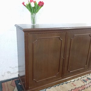 Aparador bajo de madera oscura con tres puertas y molduras - imagen 4