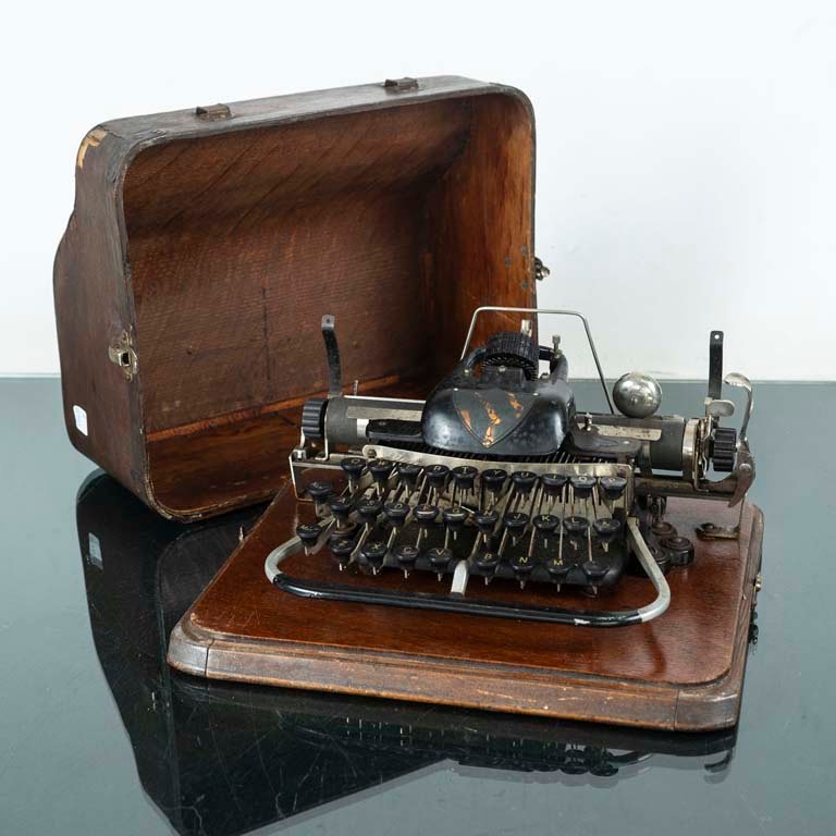 Lote anterior: Máquina de escribir antigua USA con estuche de madera