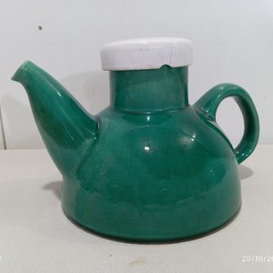 Lote de 4 Piezas Decorativas: Elefante Rosa, Tetera Verde, Copa Dorada y Recipiente Blanco - imagen 6