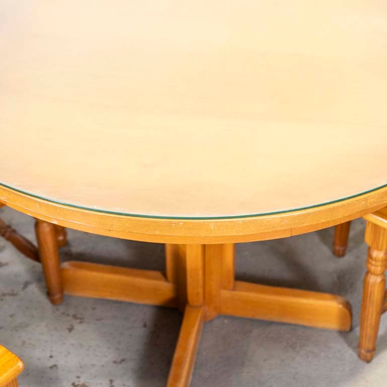 Mesa de comedor circular en pino y cinco sillas - imagen 3