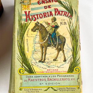 Lote de 4 piezas: 2 libros "Ensayo de Historia Patria", organizador de madera y cartel "Martín Fierro" - imagen 4