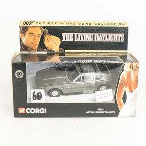 Lote siguiente: Auto Aston Martín volante de la película de James Bond The Living Day lights escala 1/36 coleccion Corgi en su caja original.