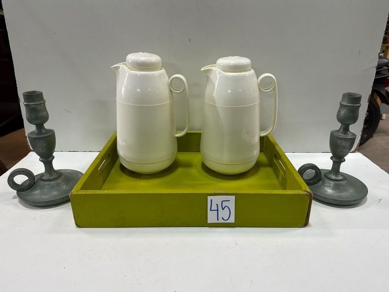 Juego de 2 Jarras Térmicas, 2 Candelabros de Madera y Bandeja Verde