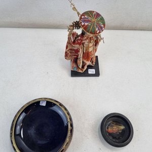 Conjunto Decorativo Muñeca Geisha Japonesa con Kimono Bordado y Cuencos Orientales - imagen 3