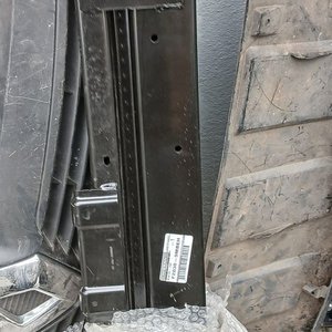 Lote de 32 Piezas de Autopartes: Caretas, Guardabarros y Más - imagen 16