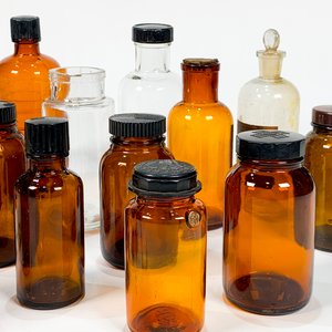 Diecisiete Frascos de Laboratorio de Vidrio: Marrones y Transparentes, con y sin Tapa - imagen 3