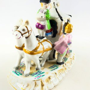 Figuras de Porcelana: Carreta con Figuras y Dama Estilo Victoriano - imagen 4