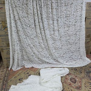Par de Cortinas de Encaje Blanco con Motivos Florales - imagen 1