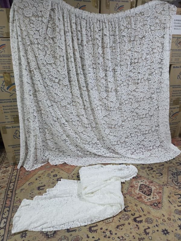 Par de Cortinas de Encaje Blanco con Motivos Florales
