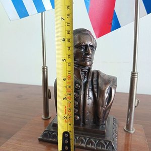 Adorno de Escritorio Busto Gral. Artigas con Pabellones Patrios en Bronce y Madera - imagen 13