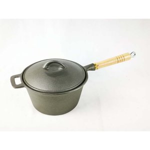 Lote siguiente: Olla de Campo de Hierro Fundido con Tapa y Mango de Madera