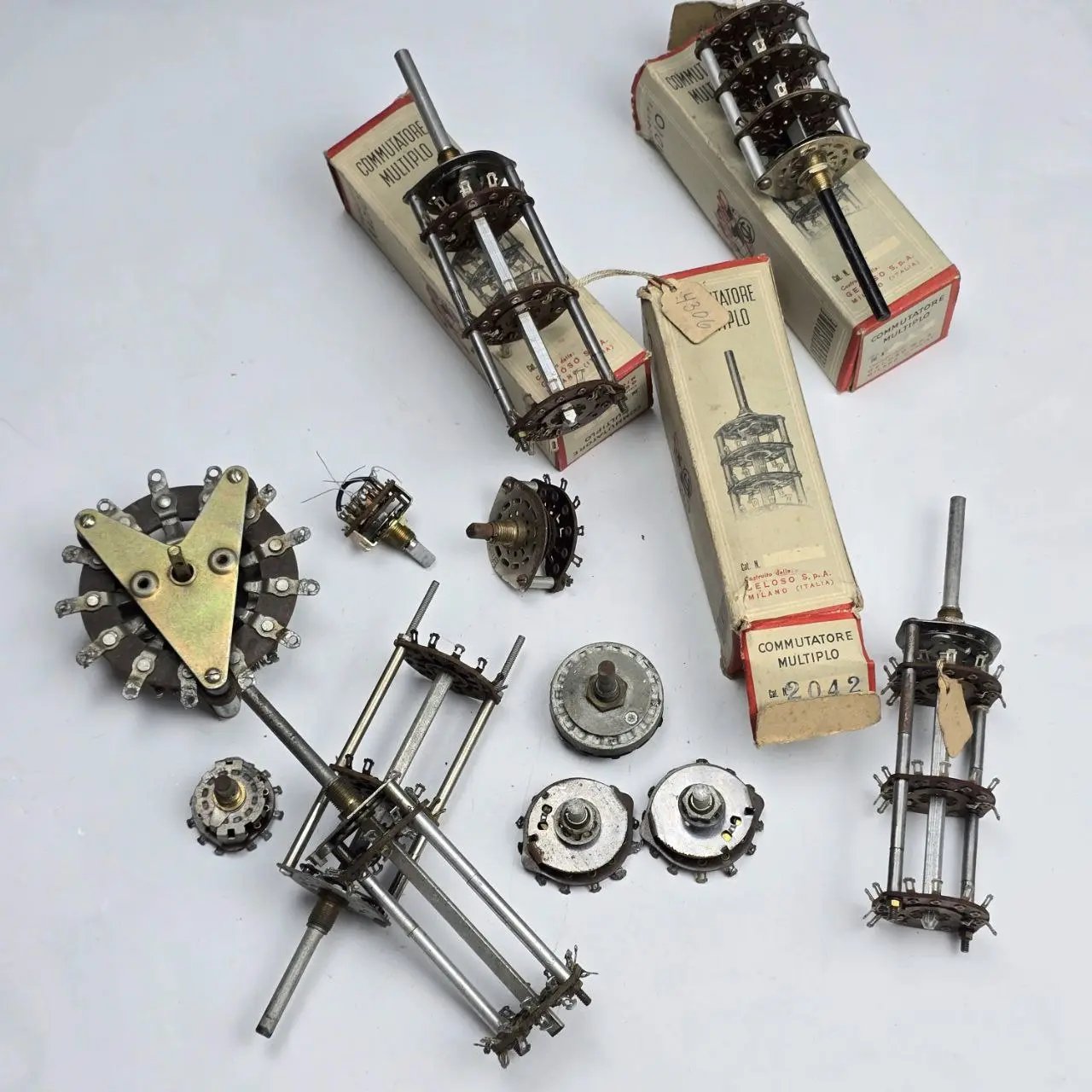 Item lote-08-conmutadores-varios-3-nuevos-en-caja - Image 0