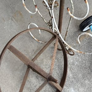 Lote siguiente: Rueda de Hierro Antigua con Soporte Decorativo
