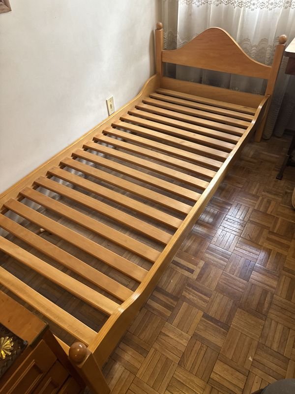 Lote siguiente: Cama de una plaza en guatambú macizo - Muebles de calidad