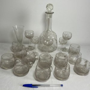 Lote siguiente: Juego de Cristalería Antigua: Botellón y Copas con Grabados Florales