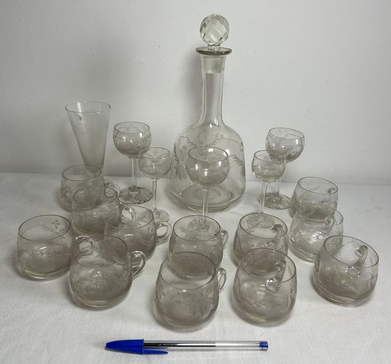 Juego de Cristalería Antigua: Botellón y Copas con Grabados Florales