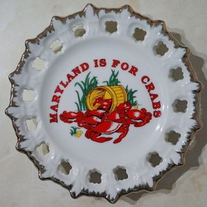 Lote siguiente: Platillo de Porcelana Blanca con Bordes Calados y Dorado, Decoración de Cangrejos y "Maryland Is For Crabs"