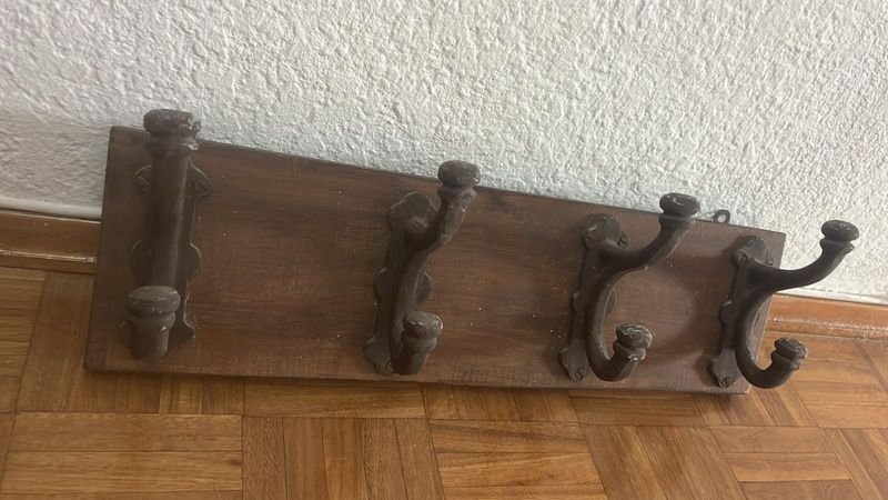 Perchero rústico en madera con 4 perchas - imagen 2