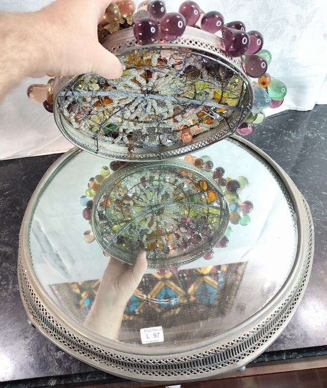 Veladora rara con base metálica y uvas de vidrio en diferentes colores - imagen 4
