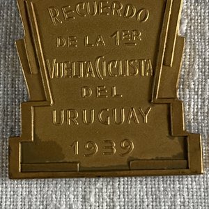 Medalla Club Atlético Policial "Recuerdo de la 1ra Vuelta Ciclista del Uruguay 1939" Firmada Tammaro - imagen 2