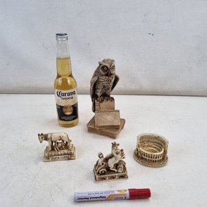 Conjunto Figuras Decorativas Roma: Loba Capitolina, Coliseo, Lechuza y Carro Romano - imagen 1
