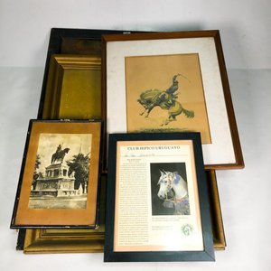 Lote anterior: Lote de Cinco Cuadros: Óleo y Láminas con Motivos Ecuestres y Monumentales