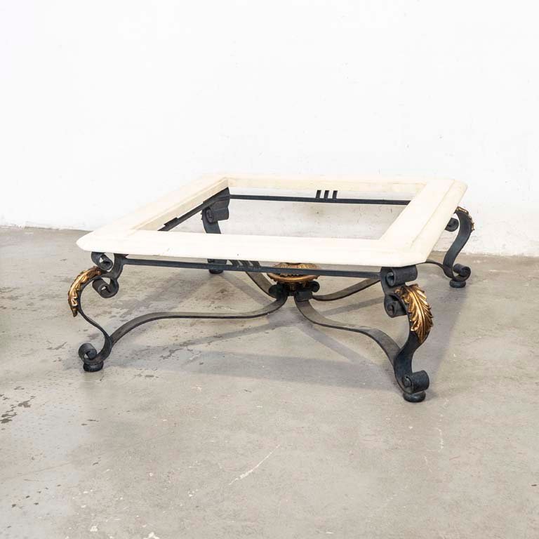 Lote anterior: Mesa ratona con base de hierro y decoraciones doradas