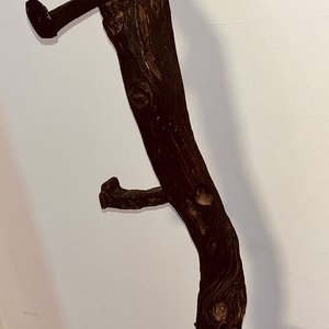 Perchero Rústico de Madera con Base de Hierro y 3 Ganchos - imagen 4