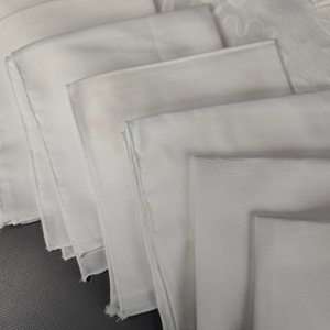 Mantel Rectangular Blanco con Diseño Floral y 14 Servilletas Lisas - imagen 3