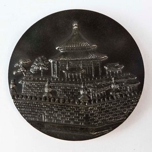 Medalla de Cobre de China con Figuras Mitológicas y Templo - imagen 2