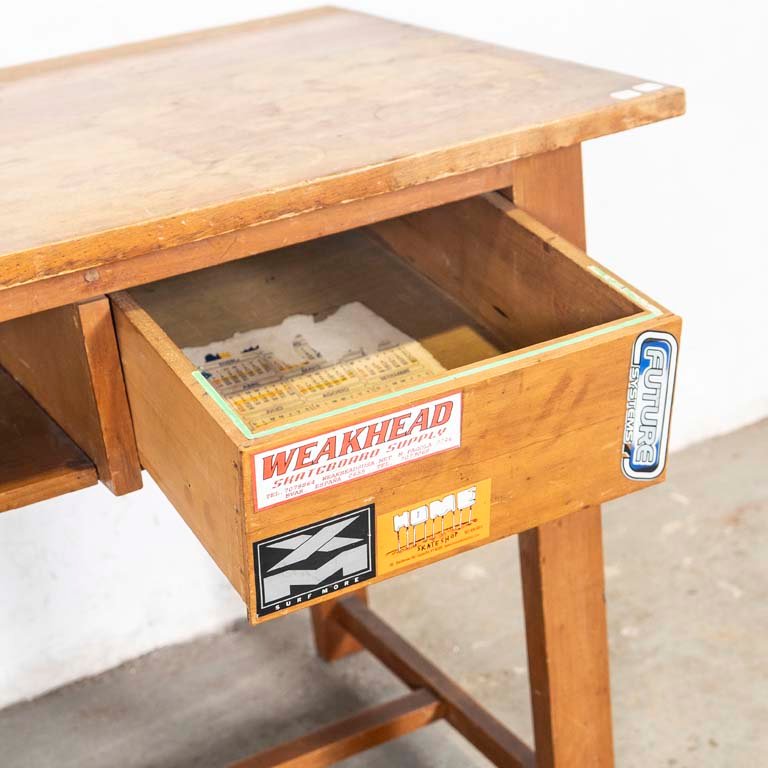 Escritorio de madera con cajón para lustrar - imagen 3