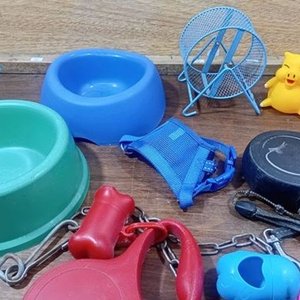 Lote Variado de Accesorios para Mascotas: Comederos, Correas y Rueda - imagen 2