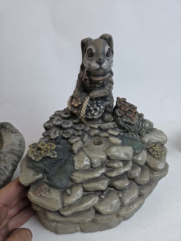 Fuente de agua con conejo en piedra - imagen 7