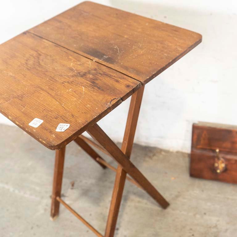 Mesa plegable y perchero de madera con detalles en el lustre - imagen 3