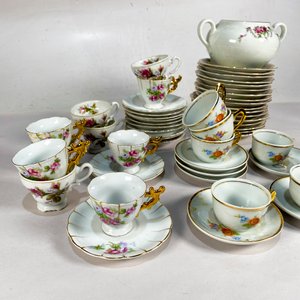 Lote de Loza: Azucarero, Pocillos y Platos con Diseño Floral - imagen 4