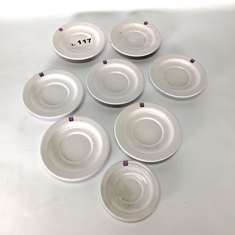 Lote siguiente: Platos de porcelana con logo de La Casa Violeta