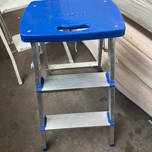 Escalera Plegable Metálica con Plataforma Azul y Asa - imagen 4