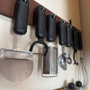 Colgador de Pared de Madera con Utensilios de Cocina - imagen 2