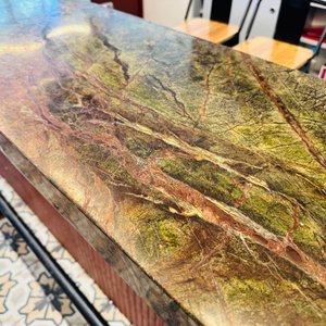 Lote #011 – Mármol para barra en L, son tres placas ó segmentos unidos, más 10 ganchos de hierro para carteras pegados debajo, más tira led, más posa pies en caño redondo en L – 400x165x40cm (mármol) – posa pies igual - imagen 3