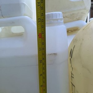 Jaula de Madera con 50 Bidoners de Plástico de Diferentes Volumenes de 5,  10 y 20 lts. - imagen 7