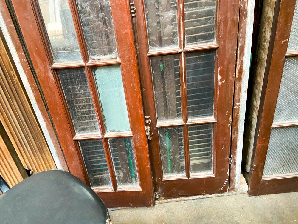 Ventana de madera con postigo y detalles - imagen 6