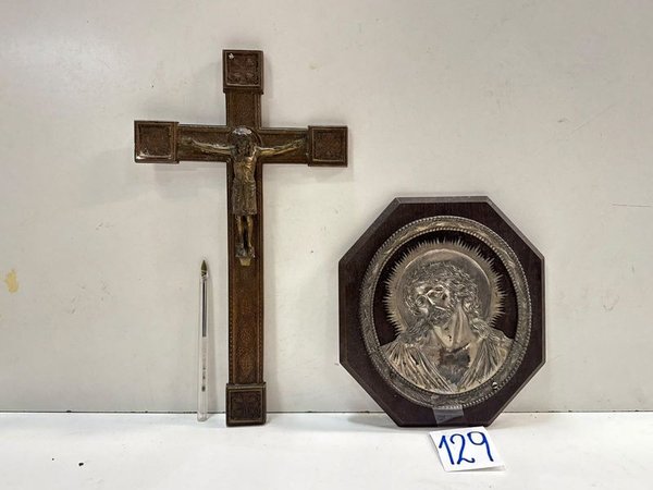 Crucifijo de Madera y Cuadro de Cristo con Marco Octogonal