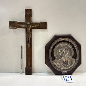 Lote anterior: Crucifijo de Madera y Cuadro de Cristo con Marco Octogonal
