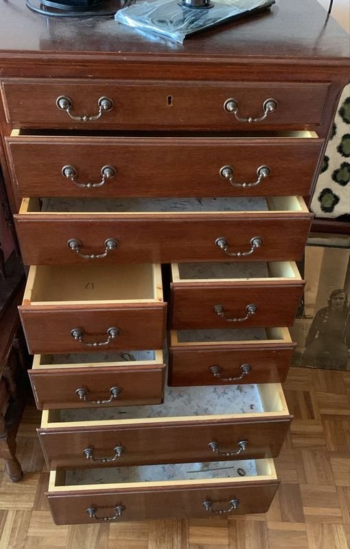 Cómoda de 9 cajones de madera con televisor - imagen 4