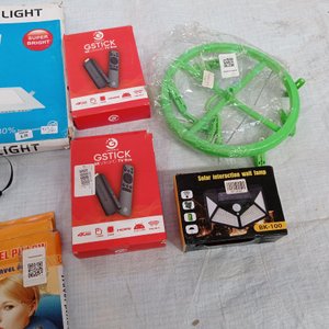 Ocho piezas: 2 tv box, aplique con carga solar, cepillo eléctrico para pelo y otros. - imagen 5