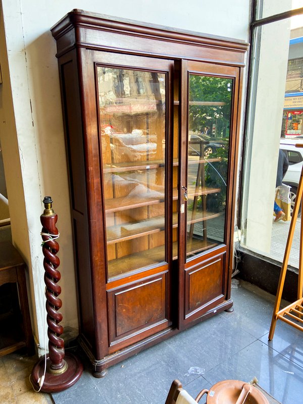 Mueble Exhibidor Antiguo de Madera con Puertas de Vidrio - imagen 1