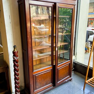 Lote anterior: Mueble Exhibidor Antiguo de Madera con Puertas de Vidrio